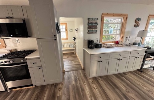 Kent Cottage | Direct Lakefront Cottage, Modern 2-bedrm Cottage in Point Breeze with WiFi & AC