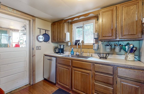 Fair Haven Cabin | Dog-friendly cabin on the water with a sunroom, firepit, & full kitchen
