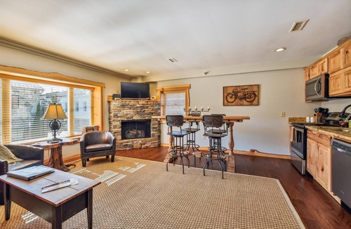 Blowing Rock Cottage | Downtown Blowing Rock Getaway - STEPS to Shop & Dining - Cozy Fireplace "BEAR"