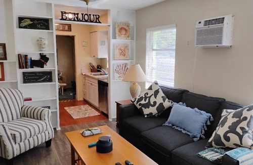 Dunedin Villa | Downtown Dunedin Villa near Bluejay's Baseball Stadium that offers "serenity".