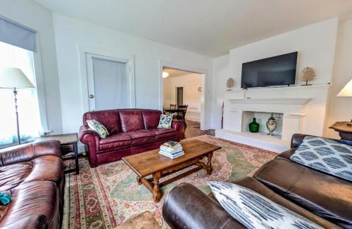Corinth House | Downtown Home, Central Location, Free EV Charger