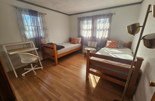 Dracut House | Dracut Executive Rooms with Kitchen & Bath, Parking, Spacious & Comfortable