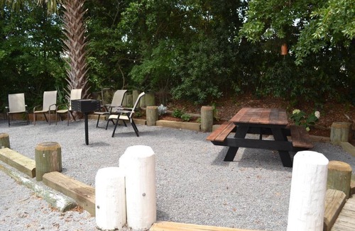 Isle of Palms Condo | Easy Breezy 2 Bd, 1st Floor, 4 Min to Beach