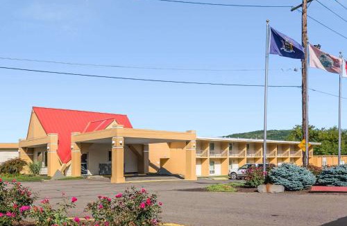 Binghamton Hotel | Econo Lodge Inn & Suites