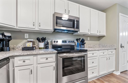 Mobile House | Elegant Escape, 4BR, Arcade Games, Stocked Kitchen, WiFi