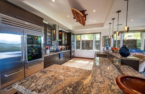 Halama Street Villa | Enjoy great ocean views & whale watching as humpback whales along the coastline.