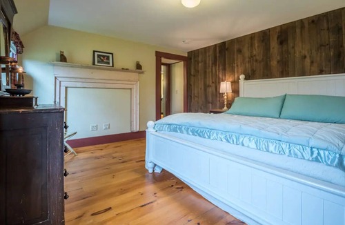 Walpole House | Entire Farmhouse with lots of open space 15 min north of Keene