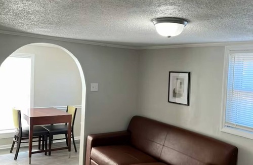 Forsyth Apartment | Entire Unit B - Classic & Spacious-2BR