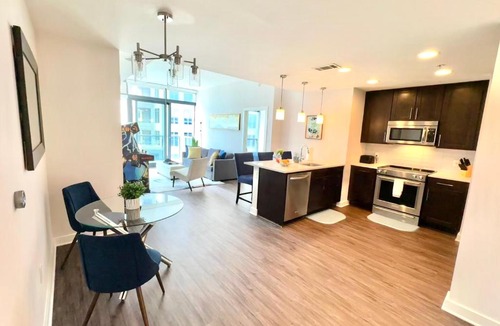 North Buckhead Apartment | Executive 3BR Buckhead PenthousePoolBalconyWalk to Lenox,Phipps Plaza & Marta