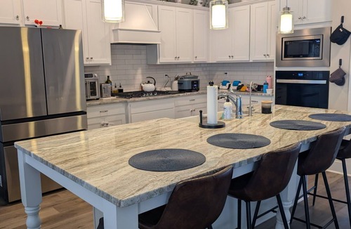 Langley House | Executive style Masters rental! Large 5 bed 3.5 bath. sleeps 12