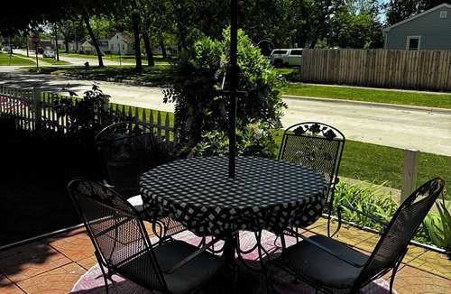 Taylor House | EXECUTIVE SUITE, KITCHEN, BATH, LAUNDRY, & DIRECT TV