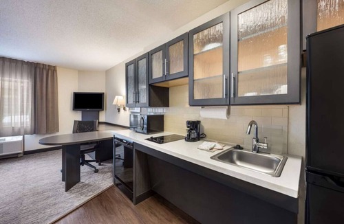 Warren Apartment | Experience Spacious Suites & Modern Amenities in Warren! Kitchen Available!