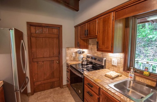 Grassy Creek Cottage | Explore on 13 Acres of Private Land | Black Dog | Bring Your Pups