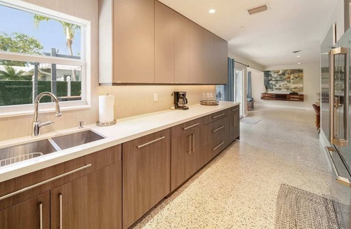Coral Heights House | Fantastic Backyard Lounge & Pool, Fast WiFi, 3 TVs