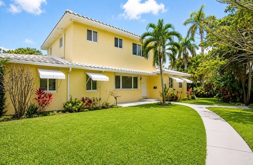 Downtown Hollywood Villa | First-Class Villa in Hollywood Lakes Heated Pool