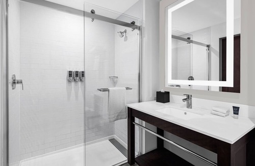 Queens Hotel | Four Points by Sheraton Flushing