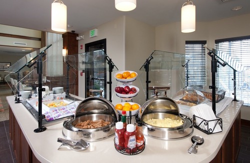 Amherst Apartment | Free Breakfast Buffet + 20 Minutes from Niagara Falls! Pool & Hot Tub.