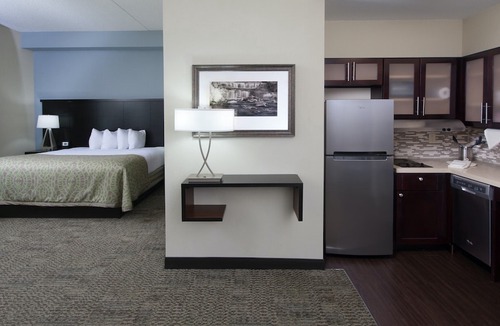 Amherst Apartment | Free Breakfast Buffet + 20 Minutes from Niagara Falls! Pool & Hot Tub.