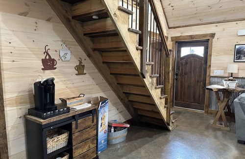 Rising Fawn Cabin | Free Ruby Falls Ticket & More - 2 -2 hot tubs, fire pits & covered patios-putt putt & corn hole