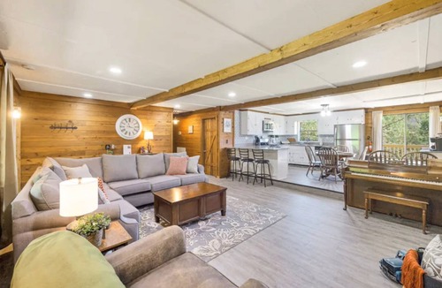 Wildwood Cabin | Free Ruby Falls Ticket & More -Cabin-Pets Welcome-Outdoor Space-Hiking-Chattanooga-Cloudland Canyon