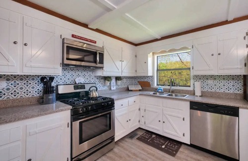 Wildwood Cabin | Free Ruby Falls Ticket & More -Cabin-Pets Welcome-Outdoor Space-Hiking-Chattanooga-Cloudland Canyon