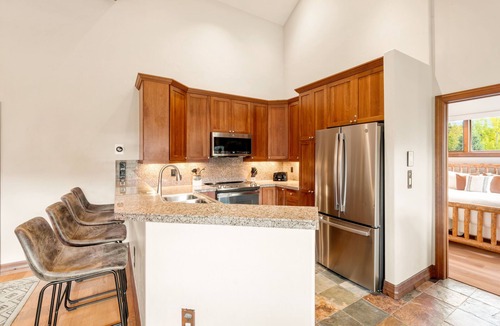 The Highlands House | Free Ski Shuttle! Mtn Views & Private Hot Tub