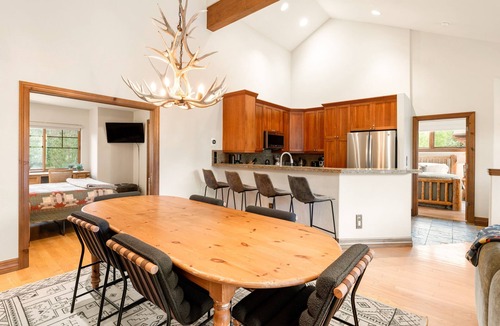 The Highlands House | Free Ski Shuttle! Mtn Views & Private Hot Tub
