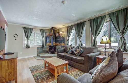 Breckenridge House | FREE SkyCard Activities - Dog-Friendly, Forest Views, Gas Fireplace - Lazy Dog Lodge