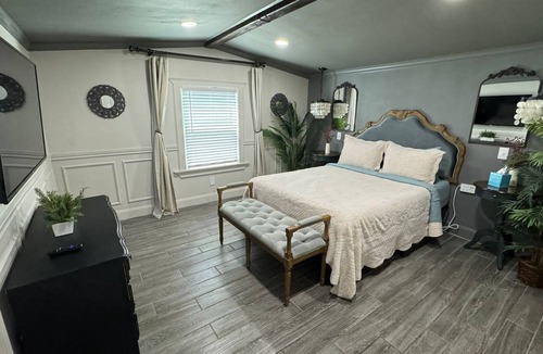 Davenport House | French Style 1-bedroom Unique property in Davenport with AC