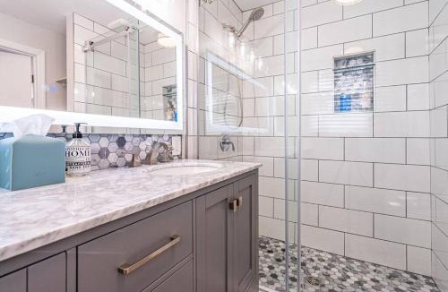 Huntsville House | Fully stocked and spacious 2 Master Bdms, 2 min to medical district, LOCATION, COMFORT, LUXURY
