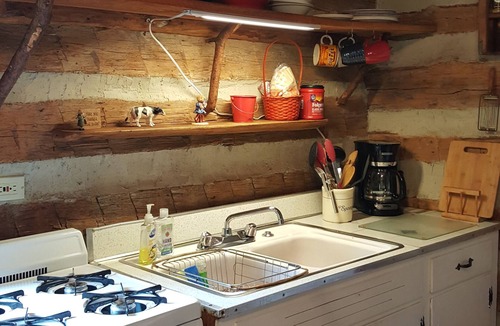 Franklin Cabin | Glory Days Riverfront Authentic restored 1800s log cabin near Gem mines