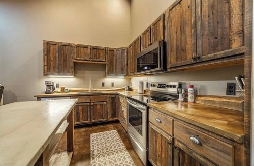 Coram Condo | GNP Explorers Stay Here–2bd/1ba K/Q Bed-7mi To GNP