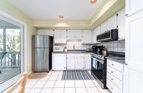 Spinnaker Beachhouses Villa | Golf Views! Screened Porch! Close to Beach, Pools, Golf, Dining! Amenity access included! 2 Dogs!