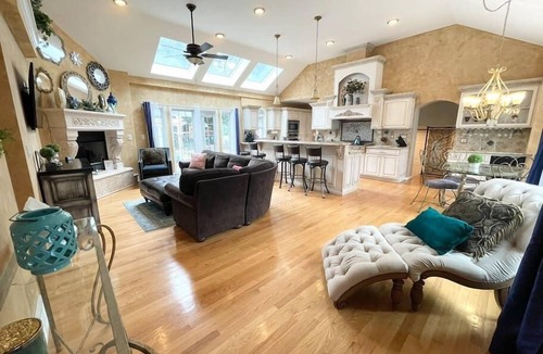Rotterdam House | 🔥 Gorgeous Home with HOT TUB, GYM and Pool ⛲
