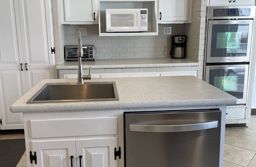 Greenhurst House | Great for families! Newly remodeled lakefront home. Big yard + lots of lake toys