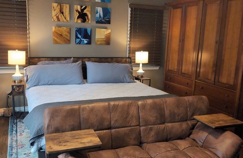 Grosse Pointe House | Grosse Pointe Luxury Suite, Private Ground-Level Retreat Near Detroit