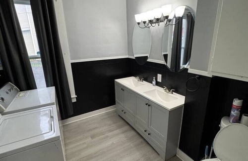 Lakefront Apartment | H1-Large 3 Bedroon 1.5 Bathroom apartment