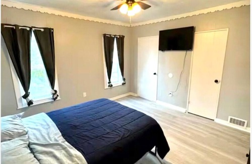 Lakefront Apartment | (H2) 2 Bdrm Apt Inner Harbor