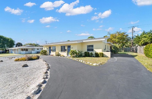 Golden Beach House | Harbor Duplex, 3 Bedrooms, Walk to Beach, WiFi, Sleeps 8, Walk to Beach