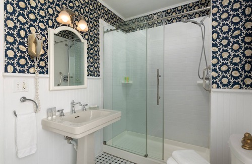 Pipes Cove Bed & Breakfast | Harbor Knoll Bed & Breakfast