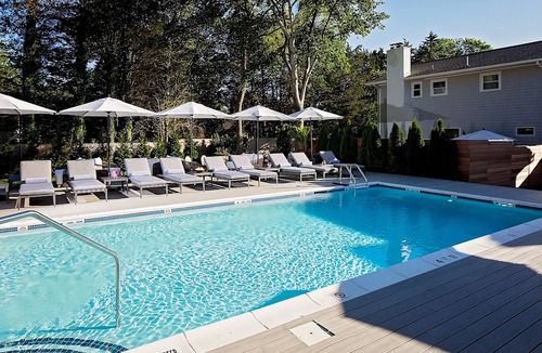 East Hampton North Hotel | Haven of Relaxation! Free Breakfast and Parking, Pool, Near Indian Wells Beach