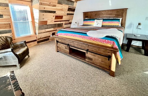 Haines Falls Villa | Heated Pool - Mountain retreat 7bdr/3bth - HotTub - Sauna - IceTub -Pet Friendly