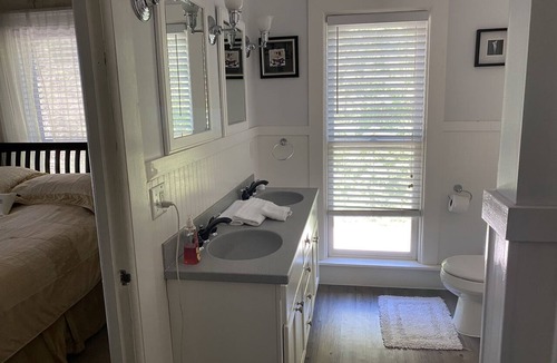 South Haven Bed & Breakfast | Historical Monroe Manor - Beechwood Room