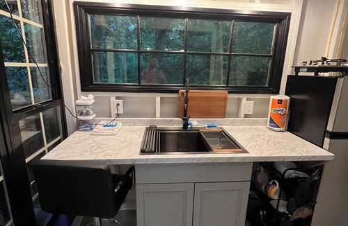 Anderson Cabin | Holly Trail Treehouse in Anderson w/WIFI, AC, Smart TV, Full Bath and washer