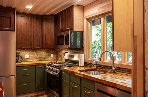 Mentone Cabin | Honeymoon Loft Cabin - Soaking Tub & Fireplace - Walk to Mentone