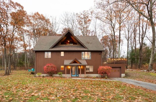Kerhonkson House | Hot Tub-Fire Pit-Deck-BBQ-Spacious-Hiking