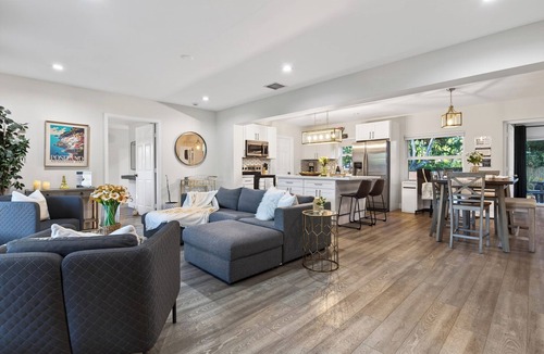 Middle River Terrace House | Hot Tub + Firepit + Al Fresco Dining | 10mins to Beach | Middle Terrace Cottage