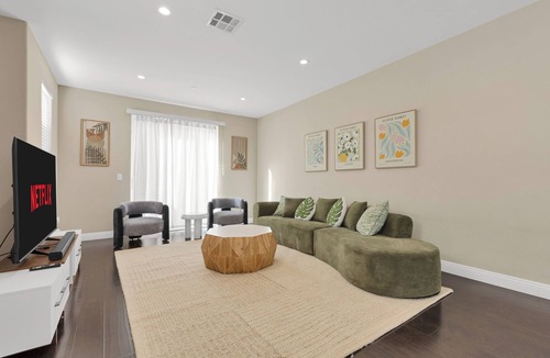 San Gabriel House | HUGE 3BD 2.5BA 2,118 Sq Ft Sleeps 11 KING BD