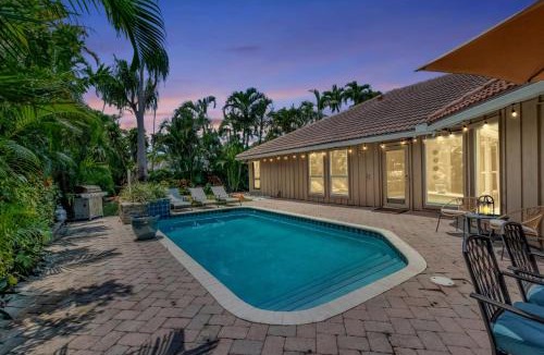 Boca Raton Villa | Idyllic Boca Pool Home Study FAU Mizner
