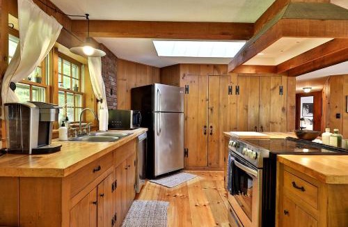 East Haven  Rutland County House | Impressive Cabin with Hot-tub and Fascinating Views in Mendon, Vermont